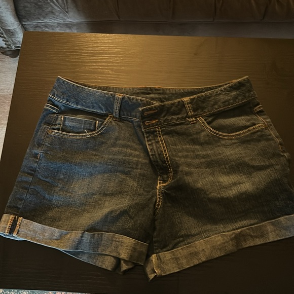 Faded Glory Denim Women's Shorts with cuffs - Picture 7 of 8
